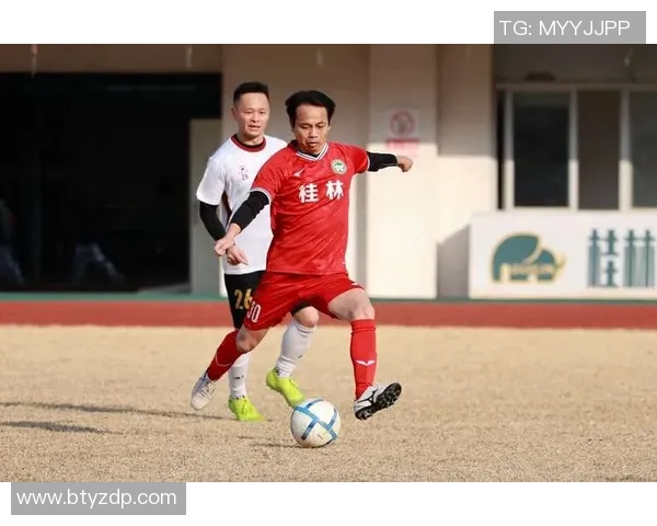 足球明星双人握手瞬间定格展现友谊与竞技精神的完美结合 足球明星双人握手瞬间定格展现友谊与竞技精神的完美结合